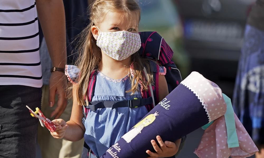 Πώς αυξάνεται το ιικό φορτίο του κορονοϊού με την ηλικία